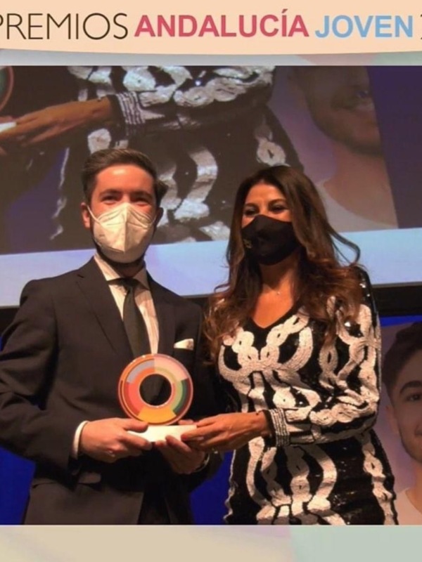 Ayer Manuel Mena Bravo tuvo el honor de recibir el Premio Andalucía Joven 2021 al Arte y la cultura de la @empleoand y el @juventudandalucia_iaj 