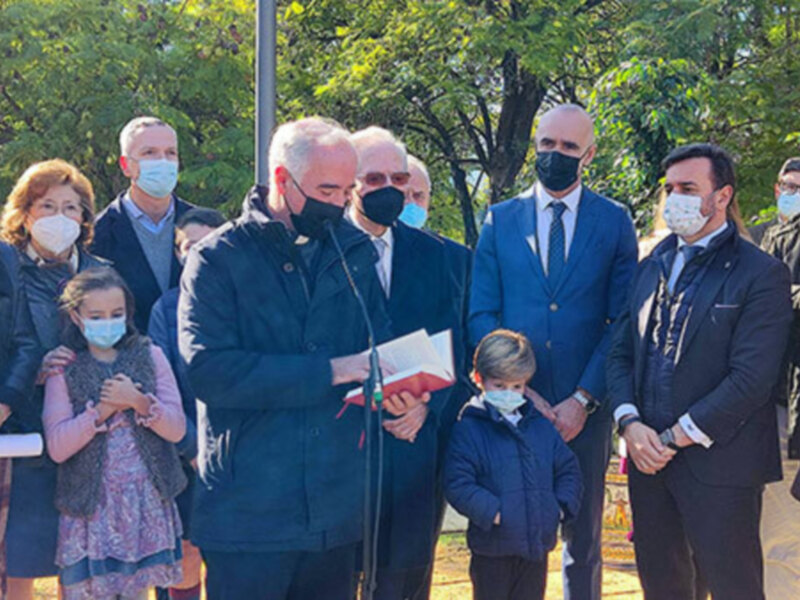 El alcalde Antonio Muñoz Martínez inauguró una plaza en honor de Manuel Río Pérez en gratitud por su valentía profesional.