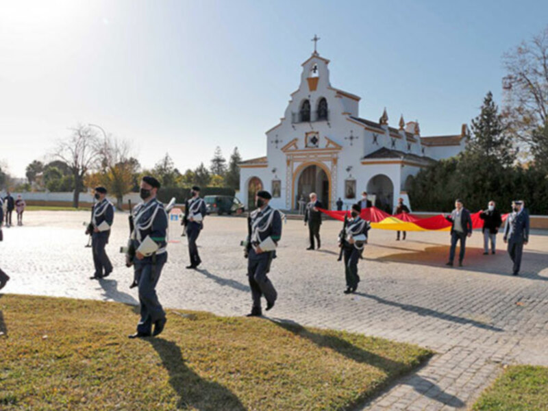  El Aeródromo hispalense de Tablada rinde homenaje al Real Aeroclub Sevilla con un izado solemne de bandera