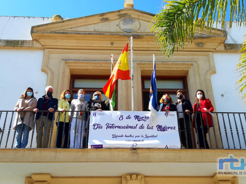 Luz María Caraballo presenta las actividades del Día Internacional de las Mujeres en Chipiona