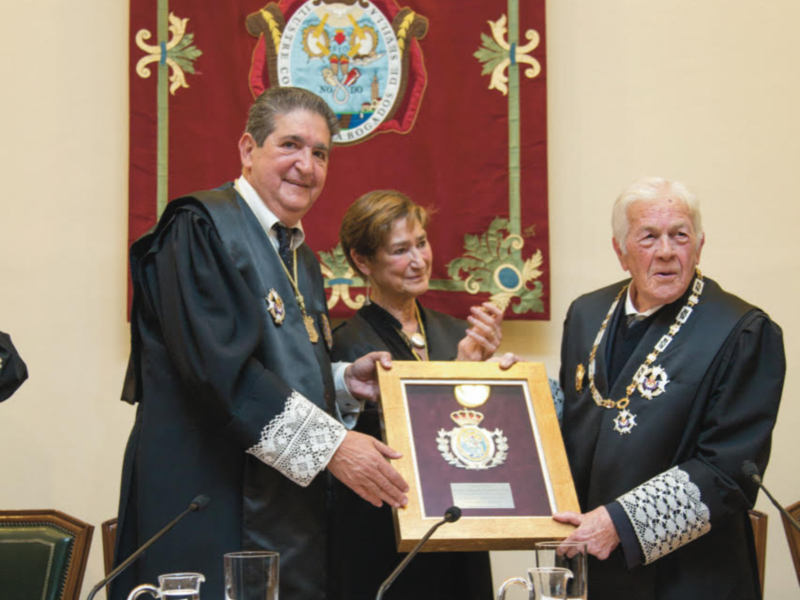 Obituario Juan José Domínguez, recibiendo la Medalla de Honor del Colegio de Abogados de Sevilla