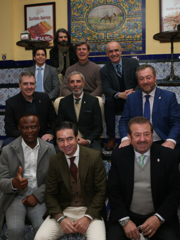 La Duquesa de Alba protagonista de un cartel conmemorativo de las bodas de oro de un bar sevillano