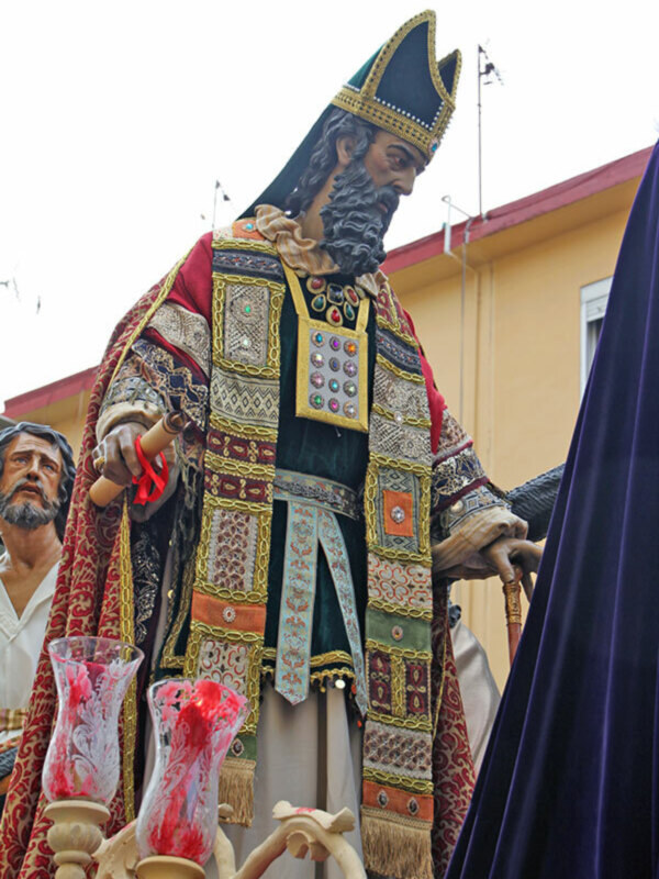Salida procesional de Ntro. Padre Jesús de las Lagrimas del barrio sevillano de Pio XII