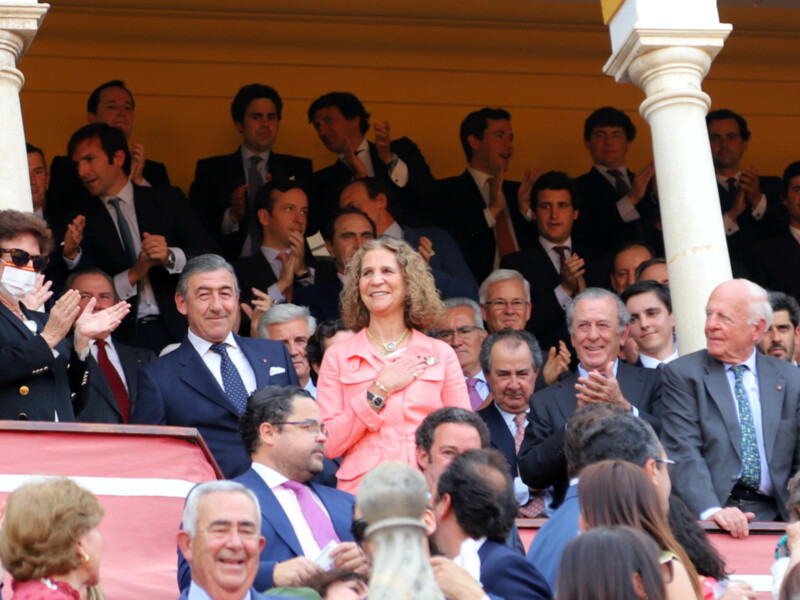 La Infanta Elena y su hija Victoria Federica primera aparición en Sevilla tras visitar al Rey emérito en Abu Dabi