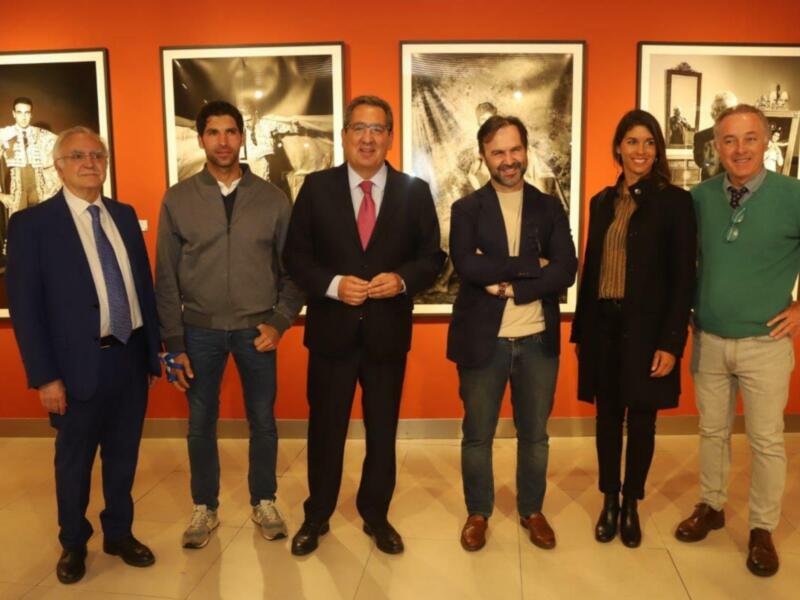 Cayetano Rivera asiste lesionado  a una exposición de un cuadro suyo y se lo quiere llevar a casa 