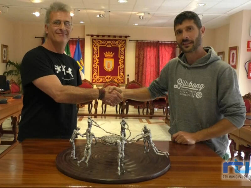 La Delegación de Cultura incorpora la escultura ‘Consenso’ de Alfredo Zarazaga a los fondos artísticos de Chipiona
