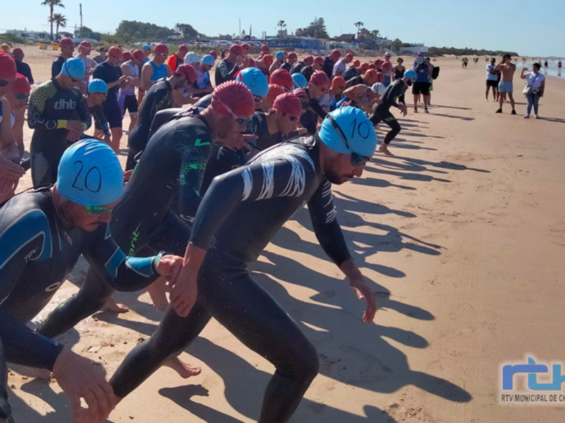 José Antonio Infantes vencedor absoluto y Rocío Espada primera fémina en el retorno del Triatlón Cros Playas de Chipiona 