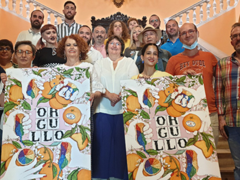 El Ayuntamiento presenta el cartel del Orgullo 2022 de Ana Jarén en el que combina diversidad y tradición a partir de elementos sevillanos