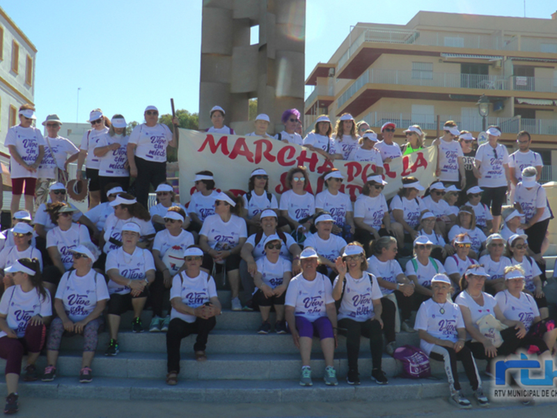 Chipiona pone en primer plano la salud de las mujeres con una marcha y un taller de pilates en la playa de Regla 