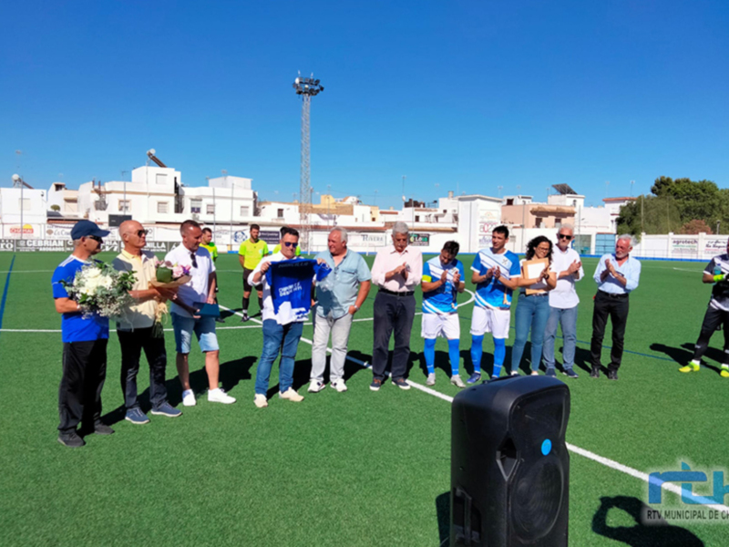 Chipiona C.F. y Delegación de Deportes homenajearon a Paco Mancilla en el último partido de la temporada del equipo senior