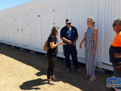 María Naval presenta los nuevos módulos de servicios con los que contará este año la playa de Costa Ballena Chipiona