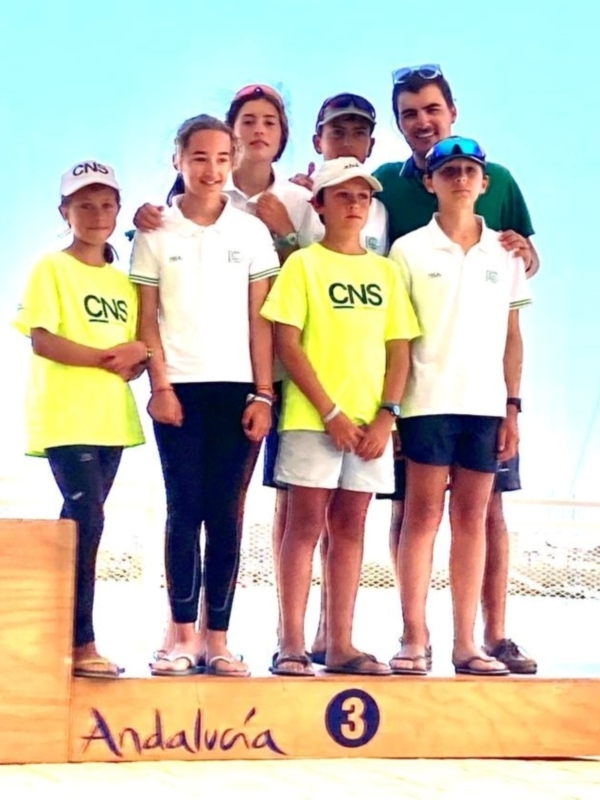 Podio hispalense en el Andaluz por equipos de la clase Optimist  