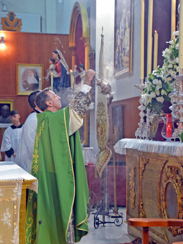 El nuevo estandarte de San Benito Abad “Patrón de Europa” bendecido en la Parroquia de S. Francisco Javier de Sevilla