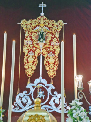 El grupo de fieles de San Benito Aba de Sevilla realizo el acto de la Bendición de su estandarte