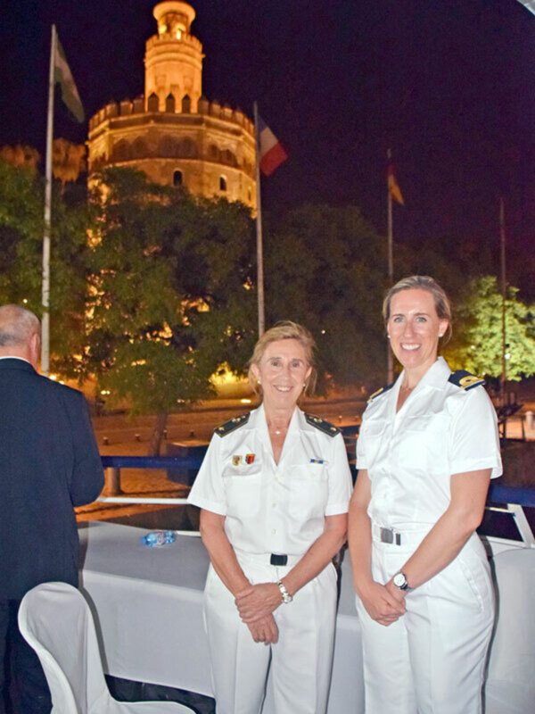 Fiesta en el barco luna macarena como onomástica de la Virgen del Carmen patrona de la Marina