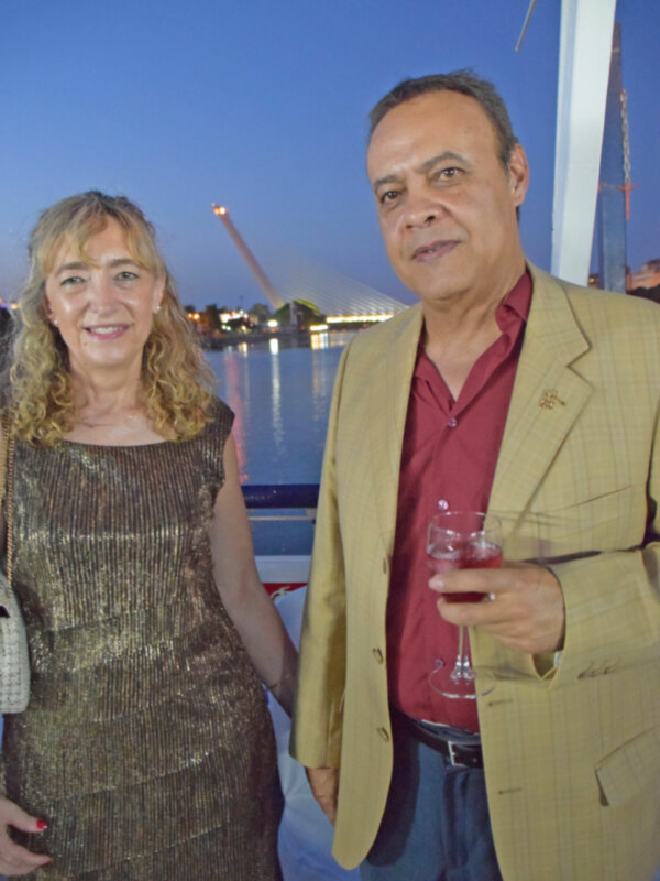 El Guadalquivir se abre al paso de la fiesta de la Virgen del Carmen