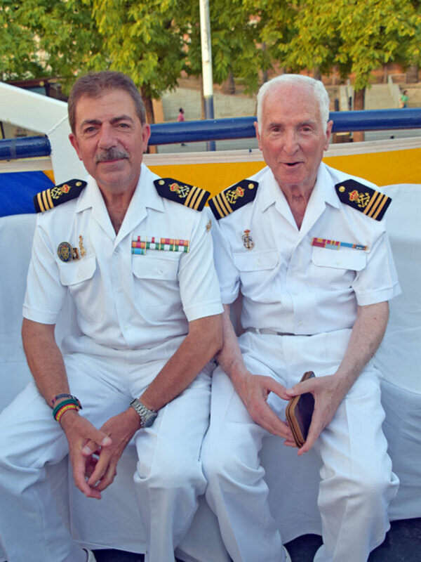  El Guadalquivir testigo de la  fiesta del Carmen del barco luna de Macarena.