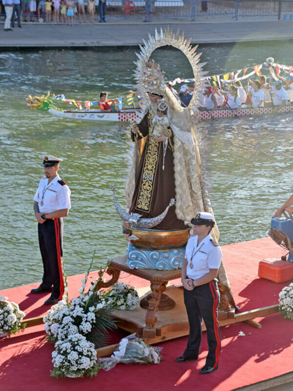 Triana recuperó la procesión fluvial de la Virgen del Carmen del Puente 