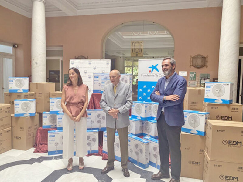Entrega de ventiladores en el ámbito de la marginación social, por el Ateneo de Sevilla