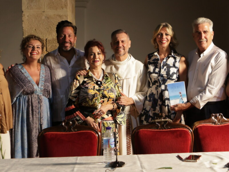 Gran Éxito de la presentación del libro Anónimos Infinitos 3 de Marina Bernal en el Claustro de Chipiona con mas de 200 personas que lo abarrotaron. 