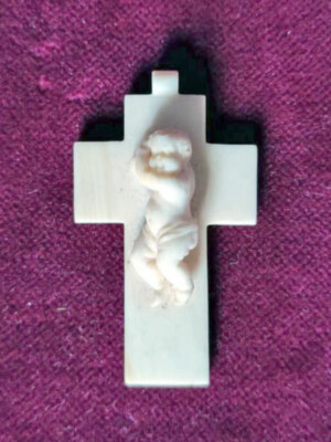 Una Antigua cruz de marfil del siglo XIX para la virgen de las Mercedes de San Gregorio de Sevilla