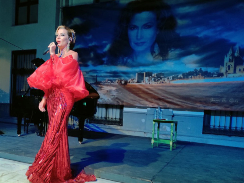 Erika Leiva enamora a Chipiona con “15 años contigo”
