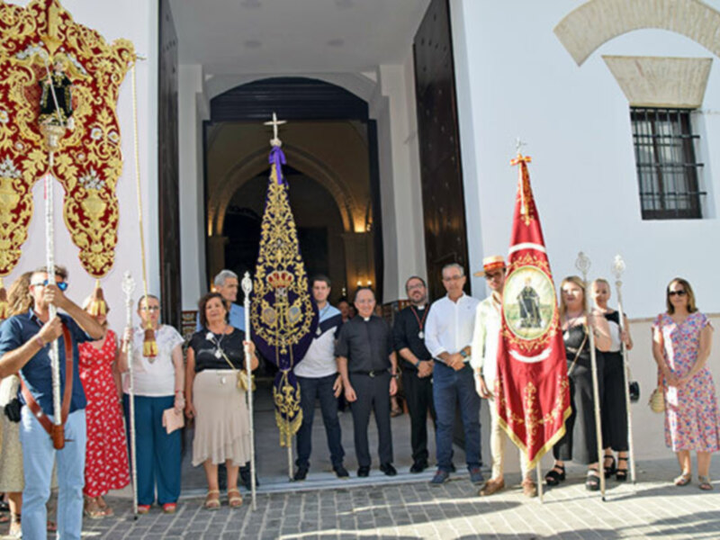La Hermandad de Jesús de Alcalá del Río hizo entrega de  la medalla e insignia de la Hermandad a los peregrinos de la romería de San Benito Abad.