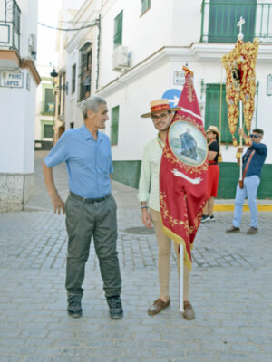 La Hermandad de Jesús Nazareno de Alcalá del Río, recibía el nuevo estandandarte en su peregrinación de los devotos de San Benito Abad