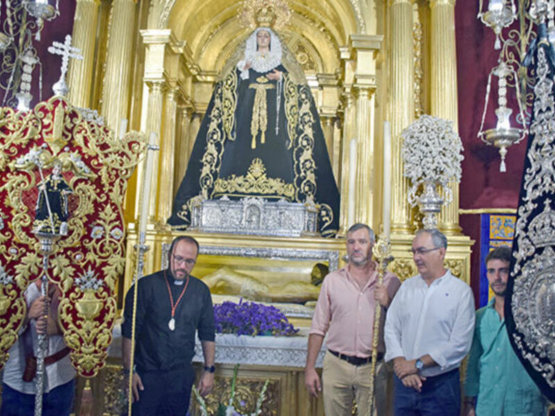 La Hermandad de la Soledad recibió al nuevo estandarte del Grupo de Fieles de San Benito Abad en su recorrido por Alcalá del Río.