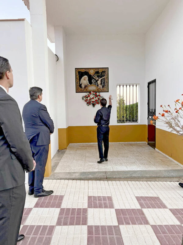 Bendición del retablo de los titulares de la Hermandad de la Vera-cruz de Alcalá en el cementerio municipal.