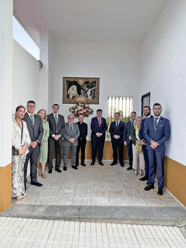 La Hermandad de la Vera-cruz Ilipense inauguró un azulejo cerámico con sus titulares.