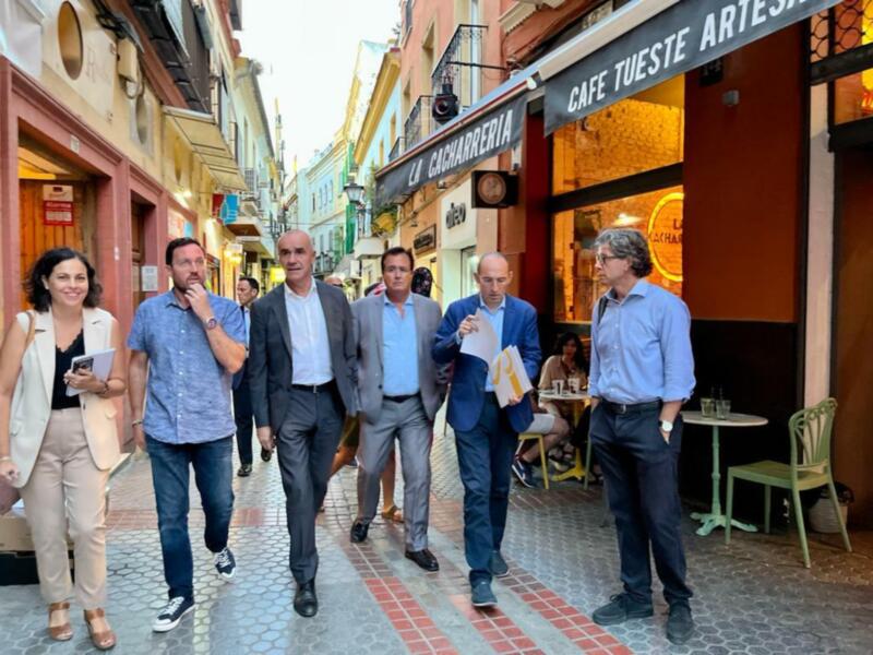 El Ayuntamiento renovará el alumbrado público, la pavimentación, la jardinería y el mobiliario urbano de la calle Regina.