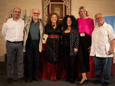 Marina Bernal pasó con sus ‘Anónimos Infinitos 3’ por la Feria del Libro de Jerez que está siendo un éxito de público y presentaciones