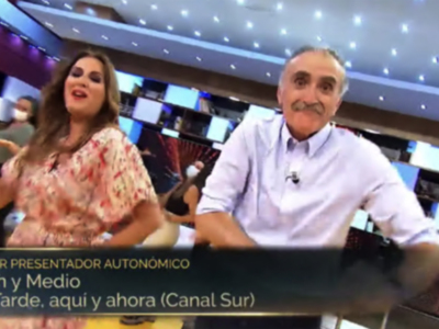 Juan Y Medio ha recogido la noche de este lunes 21 de noviembre, en Kinépolis Ciudad de la Imagen de Madrid, el Premio Iris 2022 al Mejor Presentador