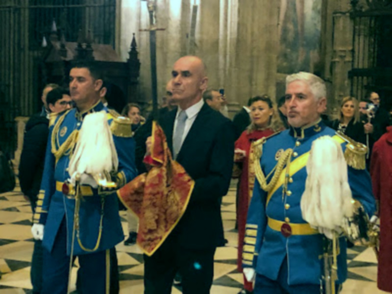Procesión con la espada de San Fernando recordando la toma de Sevilla