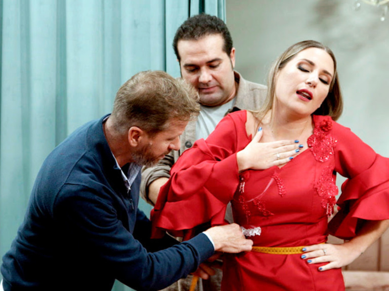 Los Compadres empiezan año haciéndole un traje a Laura Gallego