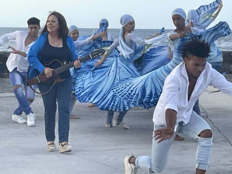 Liuba María Hevia estrena el videoclip grabado en el Malecón de La Habana “Serenata bendita” dedicado a la Virgen de Regla