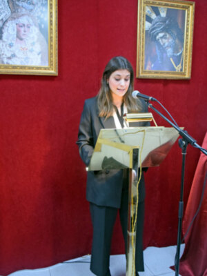 Dña. Belén Esperanza Bellido presentadora del pregonero de la Semana Santa de la Peña Al Relente.