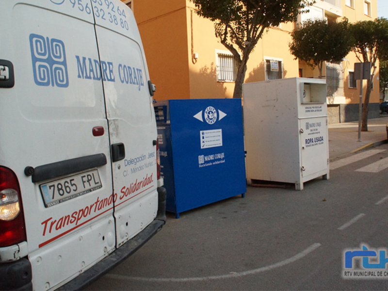 Madre Coraje recogió en Chipiona durante los tres primeros meses de este año 4.781 kilos de ropa y calzado y 765,5 litros de aceite usado
