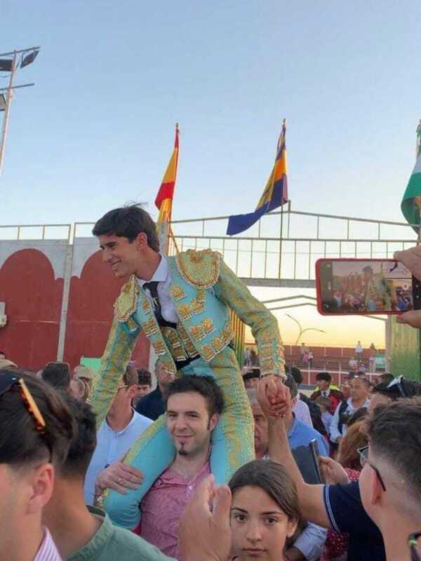 La plaza de toros de Villarrasa (Huelva) fue testigo ayer tarde del debut como novillero del corteganés Juan Antonio Vázquez,