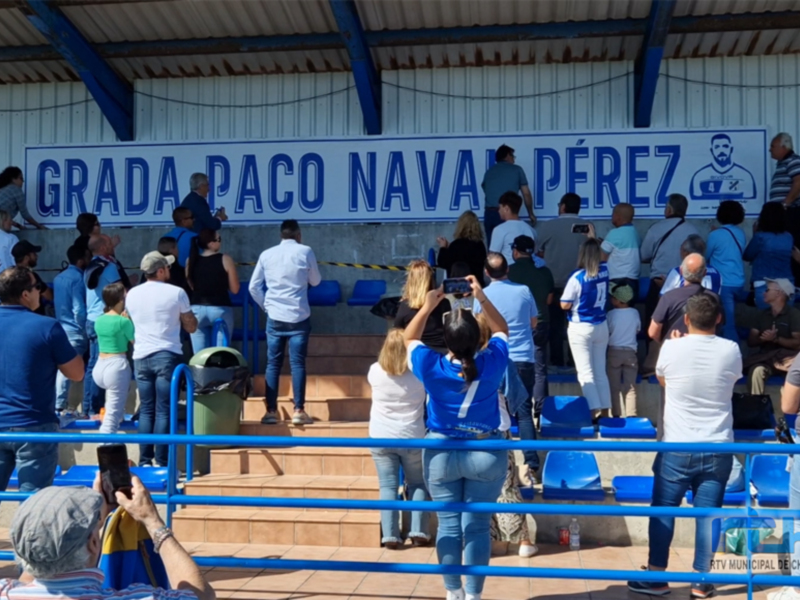 Emocionante homenaje a Paco Naval con la retirada por el Chipiona C.F. de su camiseta número 4 y la inauguración de una grada con su nombre 