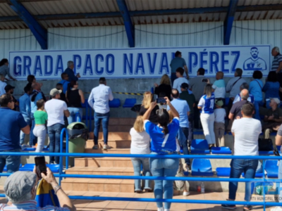 Emocionante homenaje a Paco Naval con la retirada por el Chipiona C.F. de su camiseta número 4 y la inauguración de una grada con su nombre
