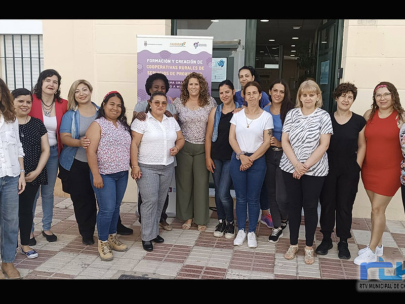 Luz María Caraballo clausura junto a FADEMUR la formación teórica del Curso de Atención Sociosanitaria a Personas en Domicilio