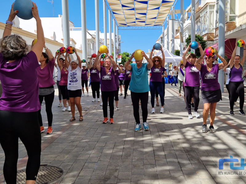 Una mesa informativa y una sesión de Pilates en el Día Internacional de la Fibromialgia y Síndrome de Fatiga Crónica en Chipiona