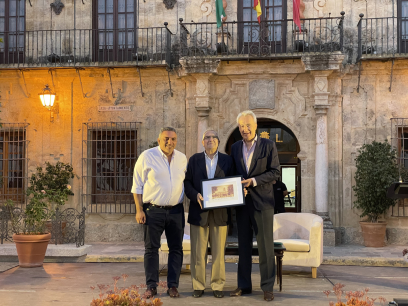 El catedrático emérito de Literatura Rogelio Reyes en la presentación de su libro La plaza del reloj, con el notario Pablo Gutierrez Alviz