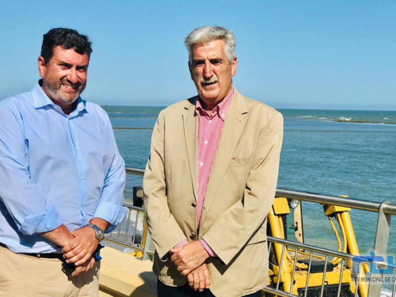 Patricio Poullet y Luis Mario Aparcero supervisan los trabajos de bypass de arena de la zona del Muelle a la de la Cruz del Mar 