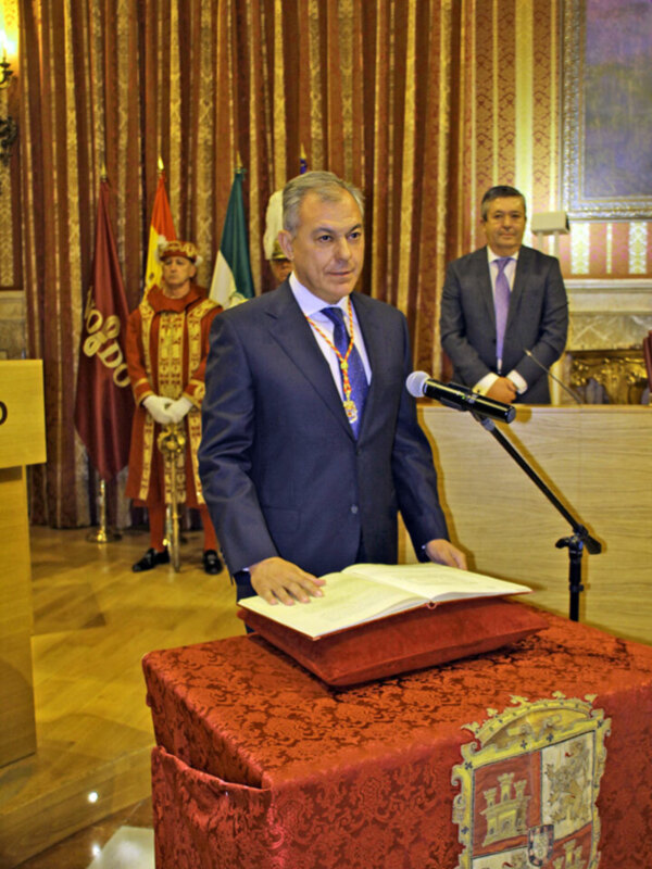Así fue el pleno de investidura del nuevo regidor del Ayuntamiento de Sevilla.