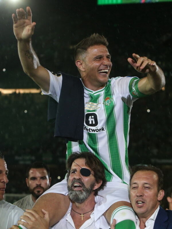 El bético Curro Romero despide a Joaquín en un libro coral , Alfredo Relaño escribe del manque pierda,Alejandro Delmás de los diez mejores jugadores