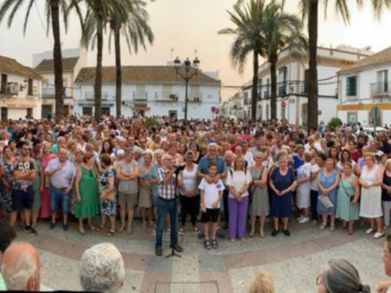En una hora se han recogido 1.100 firma para pedir la permanencia de un sacerdote quien se le ha impuesto el traslado a otro pueblo.