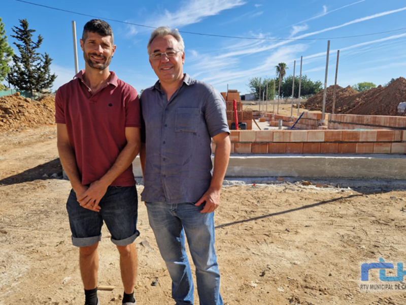 Pepe Mellado y Tano Guzmán supervisan las obras del futuro Centro de Atención Animal de Chipiona en El Abulagar